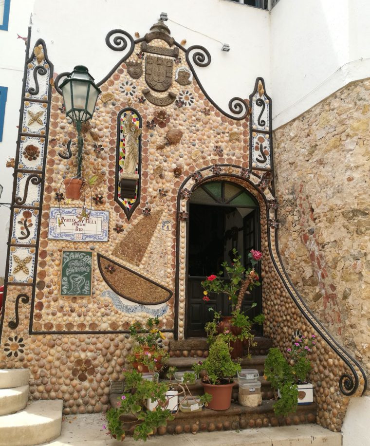 Esta casa fascinante em Albufeira tem um nome – Portas da Vila.