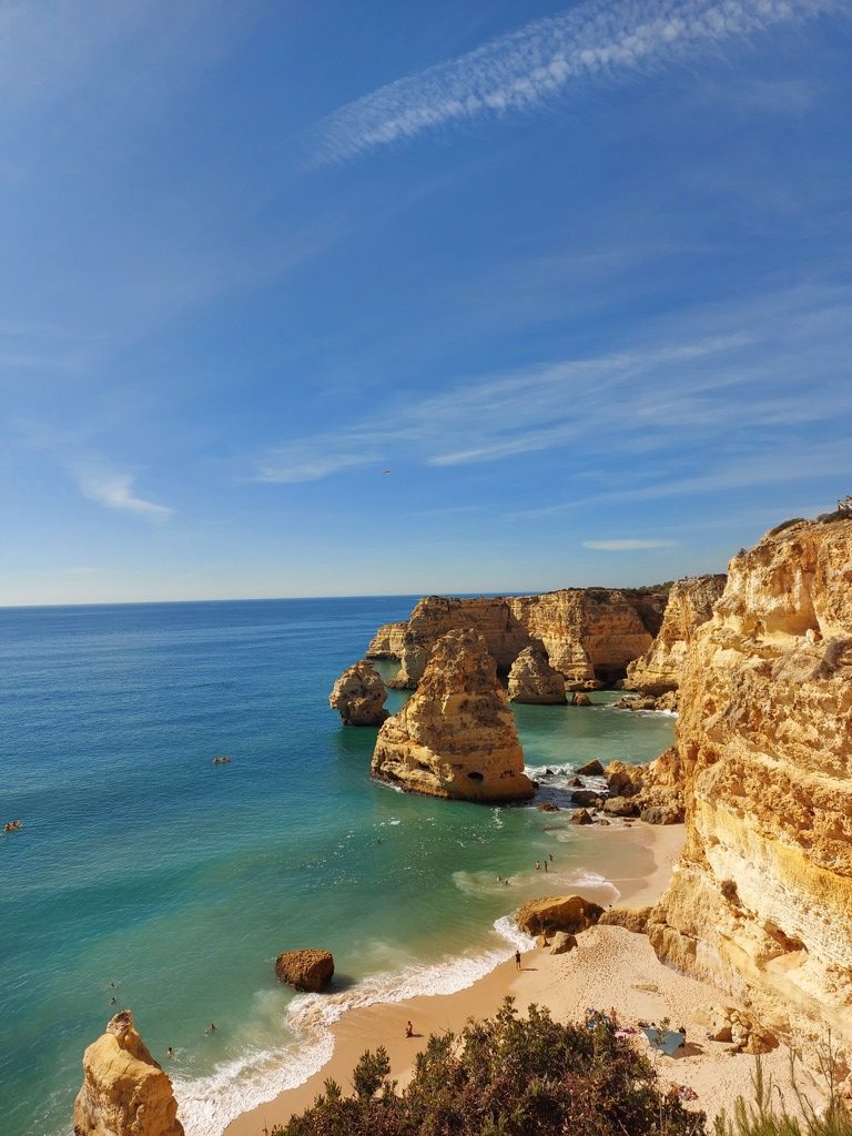 A Praia da Marinha é considerada uma das cem melhores praias do mundo, num recanto de natureza preservada, quase mesmo em estado selvagem.