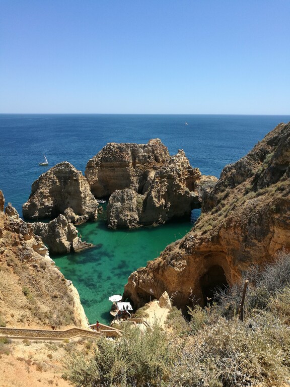 Понта да Пьедаде 
( Ponta da Piedade ) - 
мыс Благочестия.
Природное охраняемое наследие Португалии.
